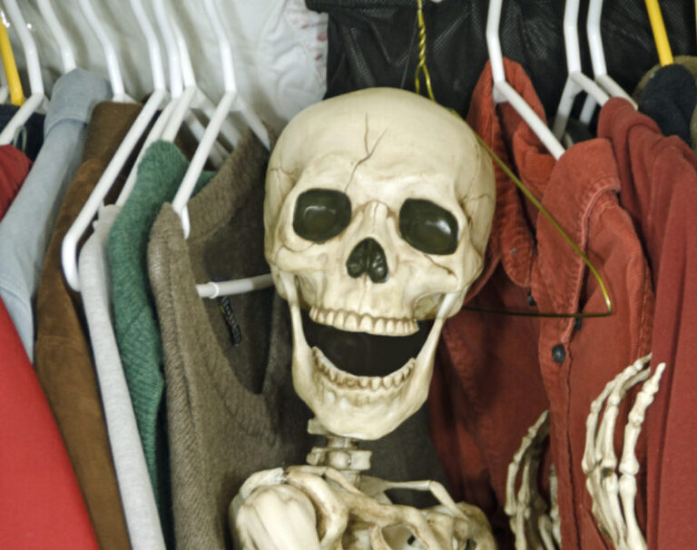 Co znaczy skeleton in the closet po angielsku, czyli skąd się wziął trup w szafie?